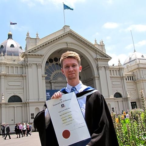 西伦敦大学学生毕业-手持证书毕业照