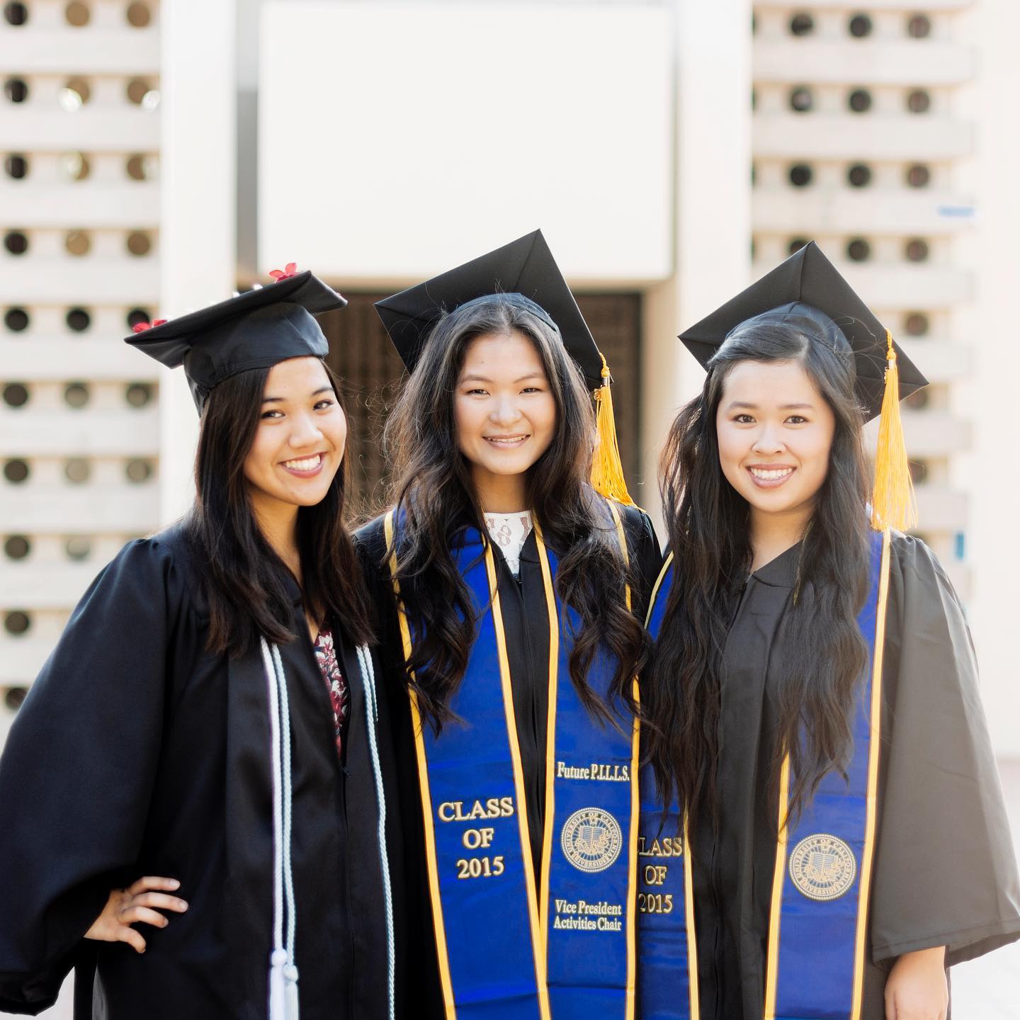 加州大学旧金山分校学生毕业-手持证书毕业照