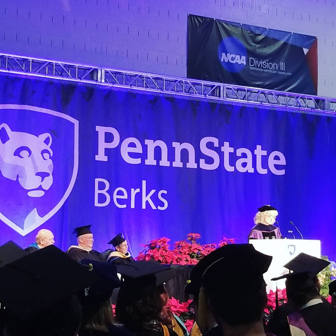 宾州州立大学帕克分校学生毕业-手持证书毕业照