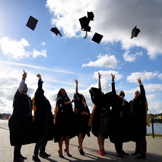 卡比兰诺大学学生毕业-手持证书毕业照