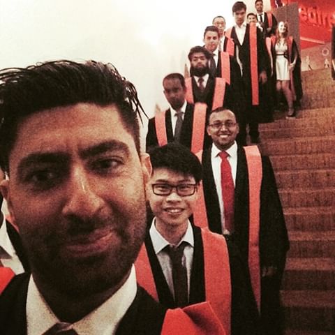 新加坡南洋理工学院学生毕业-手持证书毕业照