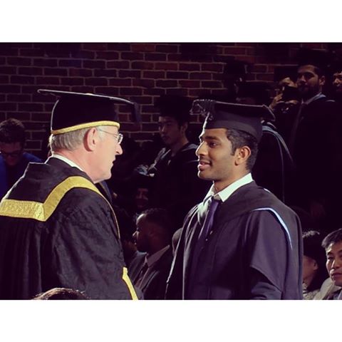 加拿大肯尼迪理工学院学生毕业-手持证书毕业照