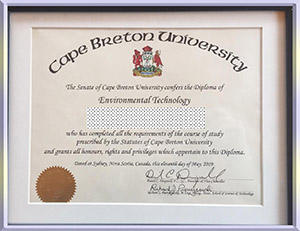 CBU-diploma-卡普顿大学毕业照