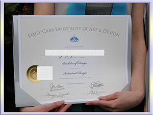 Emily-Carr-University-of-Art-and-design-diploma-艾米丽卡尔艺术与设计大学毕业照