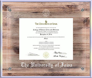 University-of-Iowa-diploma-爱荷华大学毕业照