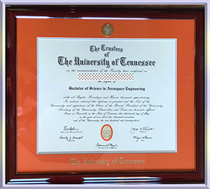 University-of-Tennessee-diploma-田纳西大学毕业照