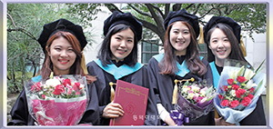 in-Korea-Palit-Women's-University-diploma-韩国同德女子大学毕业照